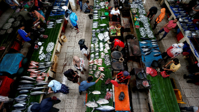 Aktivitas pasar ikan tradisional Peunayong ditengah pandemi COVID-19, di Banda Aceh, Aceh, Sabtu (3/10). Foto: Irwansyah Putra/ANTARA FOTO
