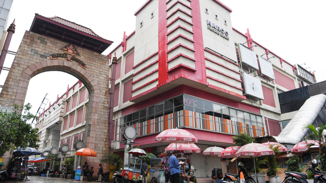 Suasana di area pertokoan Harco Pasar Baru yang ditutup sementara di Jakarta, Sabtu (3/10). Foto: Hafidz Mubarak A/ANTARA FOTO