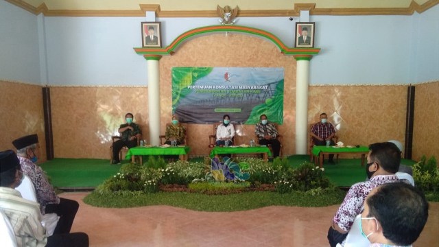 Pertemuan Konsultasi Masyarakat, pembangunan Jembatan Kanor-Rengel (Kare), di Desa Semambung Kecamatan Kanor Kabupaten Bojonegoro. Sabtu (03/10/2020)