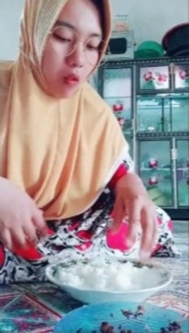 Viral wanita bernama Mila di Banjarmasin makan nasi dicampur air putih disebut nikmat. (Foto: TikTok/@milajorongtanahlaut)