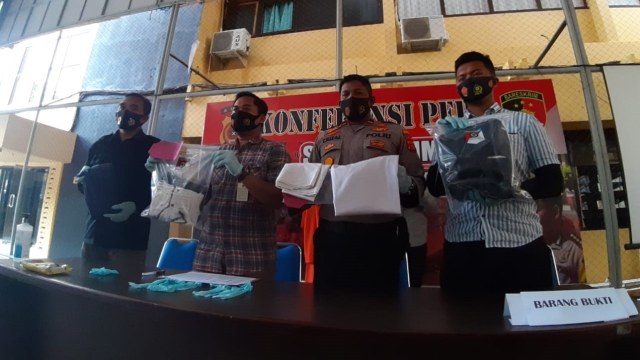 Polisi menunjukkan barang bukti setelah menangkap AK, pemerkosa anak. Foto: acehkini