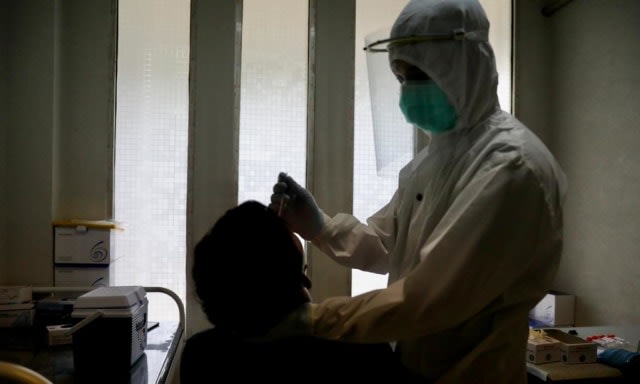 Petugas medis di Aceh mengambil sampel swab untuk mendeteksi seseorang positif atau negatif terinfeksi virus corona (COVID-19). Foto: Suparta/acehkini