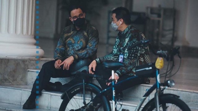 Gubernur DKI Jakarta Anies Baswedan bersama Wakil Gubernur DKI Jakarta Ahmad Riza Patria bersepeda bersama pada Jumat (2/10). Foto: Instagram/@aniesbaswedan