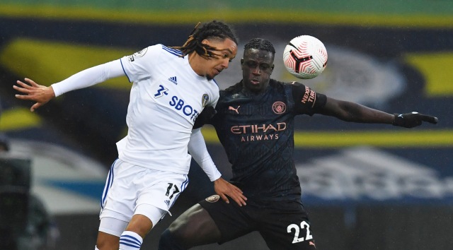 Helder Costa dari Leeds United berusaha merebut bola dengan Benjamin Mendy Pool dari Manchester City. Foto: Reuters