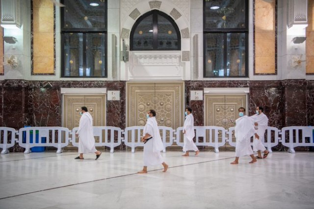 Sejumlah jemaah melaksanakan sai saat umrah kembali dimulai di Masjidil Haram, Makkah, Arab Saudi.
Foto: Dok. gph.gov.sa