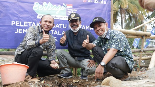 Mohammad Yunus (kedua kanan), Kepala Divisi Bencana dan Kampung Zakat IZI, Maman Suparman (tengah), Kepala Dinas PUPR Kabupaten Lebak-Banten, dan Nashrudin Hendarsyah (kiri) melakukan peletakan batu pertama Jembatan Talagahiang XL, Sabtu (3/10/2020) - Dok. IZI