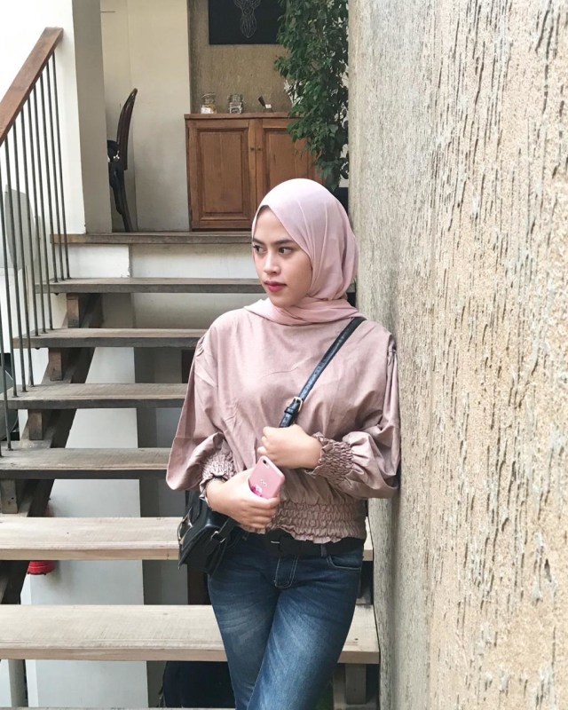 Penulis bernama Annisa yang merupakan Mahasiswa di Universitas Persada Indonesia Y.A.I