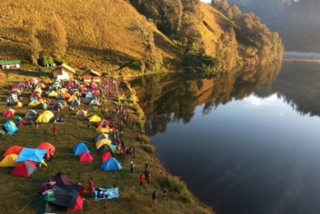 Wisatawan di sekitar Ranu Kumbolo Gunung Semeru. Foto: Kemenparekraf