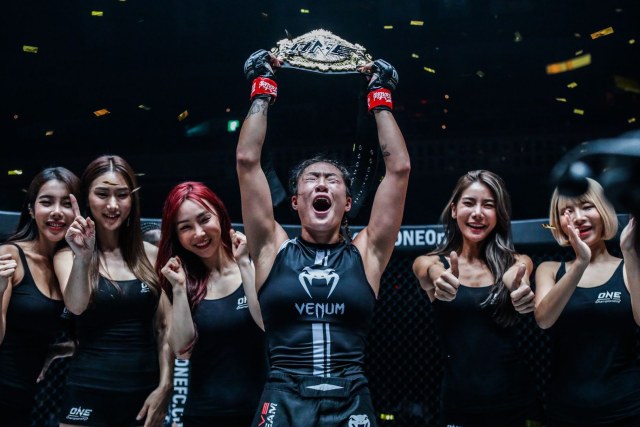 "Unstoppable" Angela Lee mengangkat sabuk Juara Dunia ONE Atomweight usai mengalahkan Xiong Jing Nana dalam ajang ONE: CENTURY tahun 2019 lalu (ONE Championship)