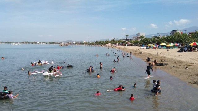 Pantai Bahari di Polewali Mandar, Sulawesi Barat, jadi tempat wisata favorit warga. Foto: Dok. Istimewa