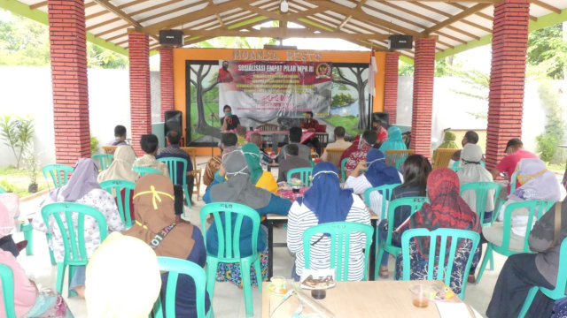 Anggota DPR RI Fraksi PDI Perjuangan, Dolfie OFP dari daerah pemilihan Jawa Tengah IV yang meliputi Karanganyar, Sragen, dan Wonogiri melakukan sosialisasi 4 pilar MPR RI, di Desa Sumberejo, Kecamatan Kerjo, Kabupaten Karanganyar, Minggu, (04/10)