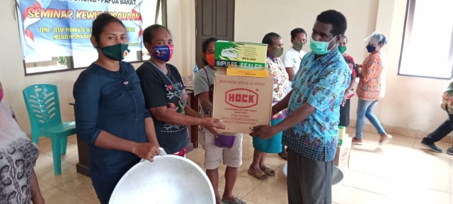 Kelompok pembuat keripik keladi dan sukun, di Distrik Maladum Mess mendapatkan bantuan modal dan peralatan usaha, foto : Yanti