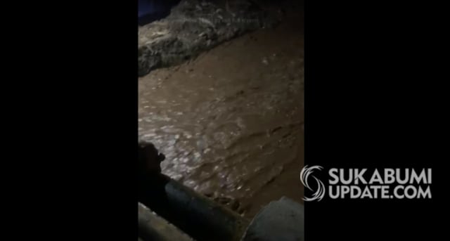 Aliran sungai di Sub DAS Cicatih, yakni Citarik-Cipeuncit yang melewati Kampung Cibuntu, kembali meluap, Minggu (4/10/2020) malam. | Sumber Foto:Istimewa
