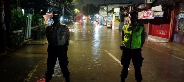 Polisi meninjau genangan air di Pasar Jagal Jl. Kemang Utara IX Kel. Duren Tiga  Pancoran, Jakarta Selatan. Foto: Twitter/@TMCPoldaMetro