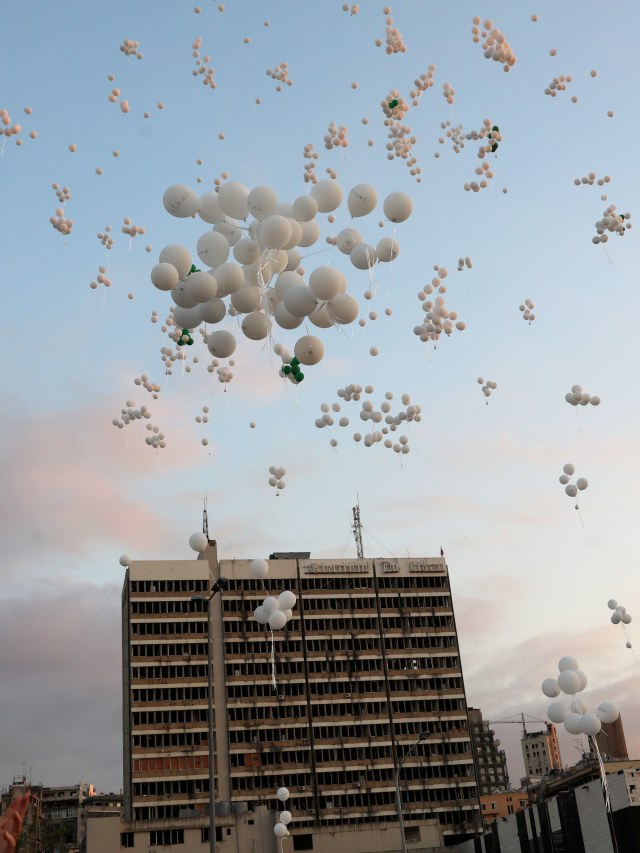 Balon diterbangkan saat memperingati korban ledakan di pelabuhan Beirut, Lebanon yang terjadi pada 4 Agustus. Foto: Mohamed Azakir/Reuters