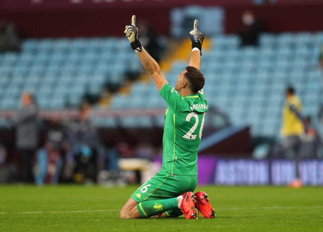 Selebrasi pemain Aston Villa, Emiliano Martinez saat melawan Liverpool di Villa Park, Birmingham. Foto: Reuters/Catherine Ivill