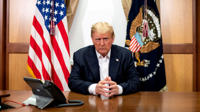 Presiden Amerika Serikat Donald Trump saat berpartisipasi dalam panggilan telepon di ruang konferensi di Pusat Medis Militer Nasional Walter Reed di Bethesda, Maryland, AS. Foto: Tia Dufour / The White House / via REUTERS