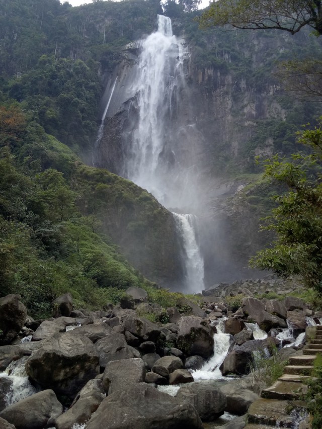 Air terjun tertinggi di Indonesia Foto: Shutter Stock