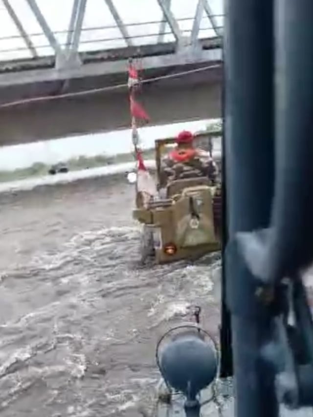 Mobil Offroad terjebak di Sungai Unda, Bali. Foto: BPBD Klungkung