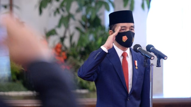 Presiden Joko Widodo memberikan hormat saat memimpin HUT ke-75 TNI di Istana Negara, Jakarta, Senin (5/10).  Foto: Biro Pers Sekretariat Presiden