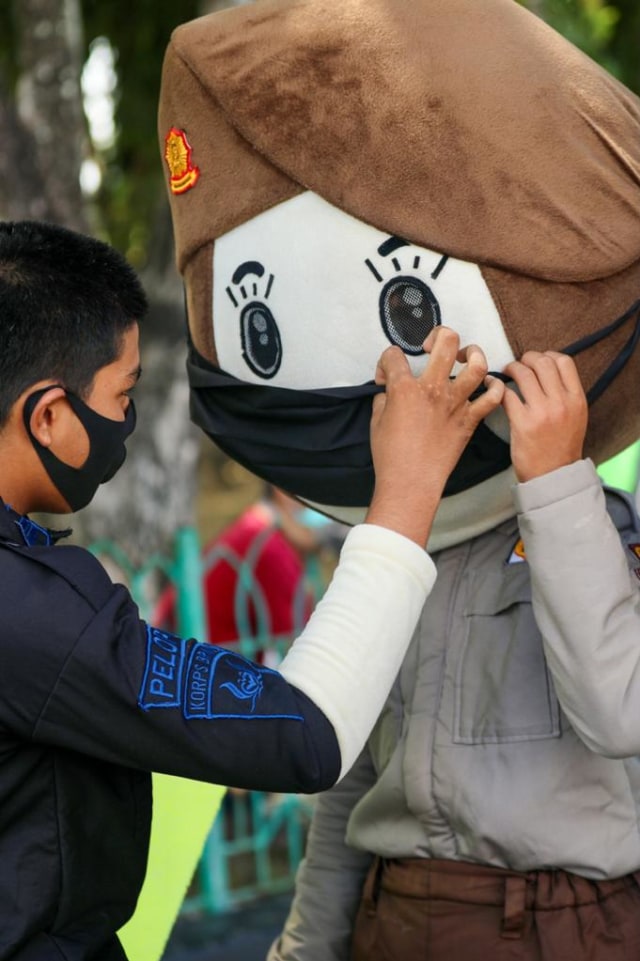 Menyiapkan pakaian badut untuk edukasi protokol kesehatan. Foto: Suparta/acehkini