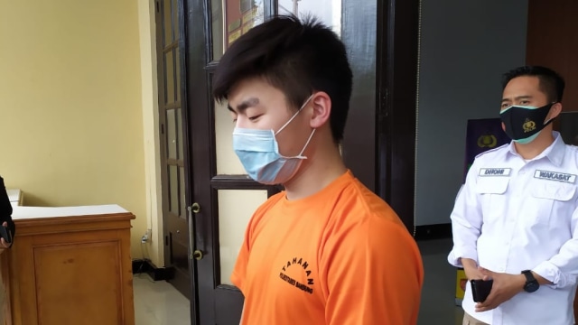 Pengunggah konten Tiktok Lecehkan Masjid berbaju tahanan di Mapolrestabes Bandung Foto: Rachmadi Rasyad/kumparan