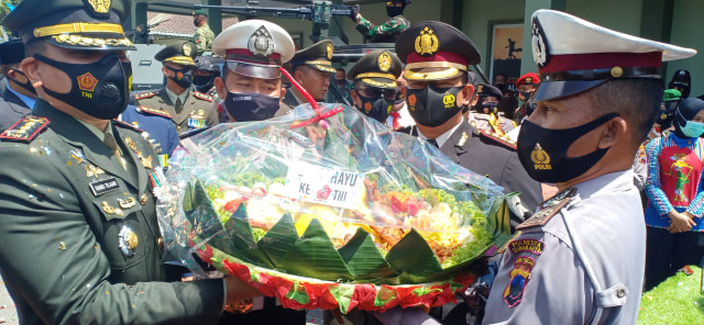 Polresta Solo berikan kejutan berupa 4 nasi tumpeng kepada TNI usai upacara HUT TNI ke-75 yang digelar secara virtual, lengkap dengan protokol kesehatan di Markas Korem 074/Warastratama Surakarta