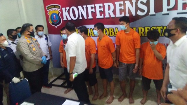 Polisi menunjukkan tersangka dan barang bukti narkoba seberat 18 Kg saat rilis di Mapolrestabes Medan, Senin (5/10). Foto: Dok. Istimewa