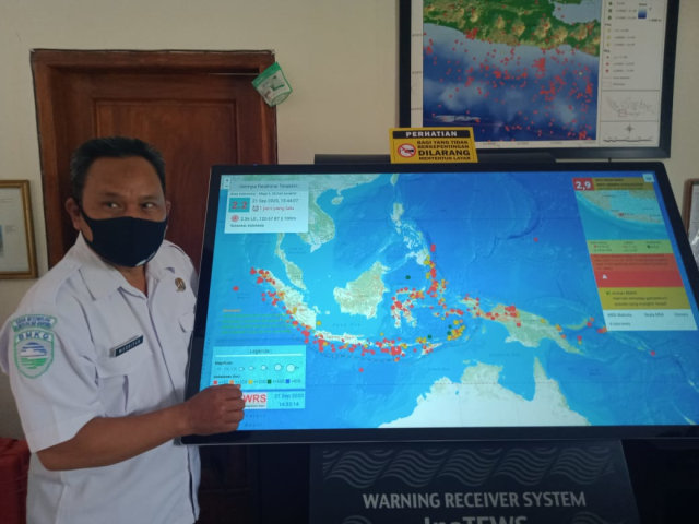 Kepala BMKG Stasiun Geofisika Malang saat menunjukkan alat WRS di Kantor BMKG Malang. (Istimewa).