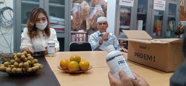 Selama 3 hari ini, tokoh masyarakat Solo, Habib HM dan dr. Lala Cantiq dari Lembaga Kesehatan Internasional membagikan ratusan botol pro biotik pencegah COVID-19, masker anti bakterial, dan setengah ton beras kepada warga Solo
