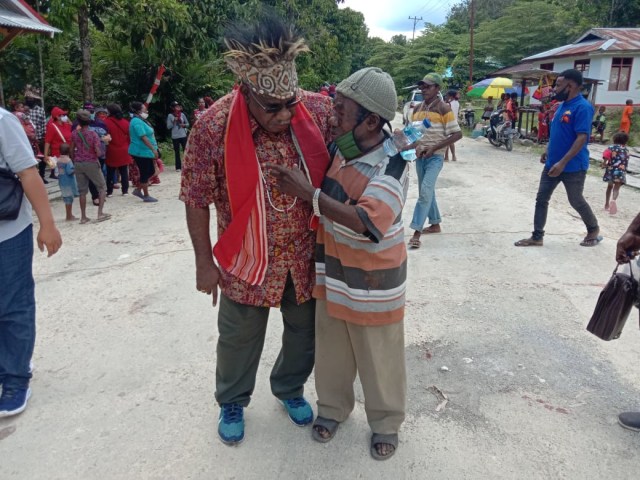 Salah satu warga sedang memeluk Alfons Sesa.