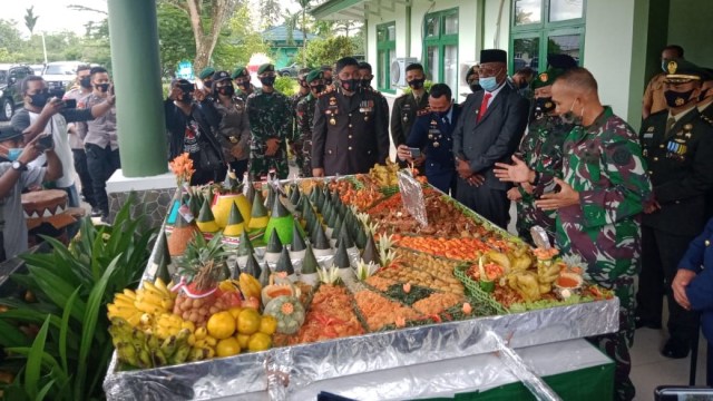 Tumpeng raksasa dengan uuran 2x1 meter yang diserahkan pada HUT ke-75 TNI. (Dok Polda Papua) 