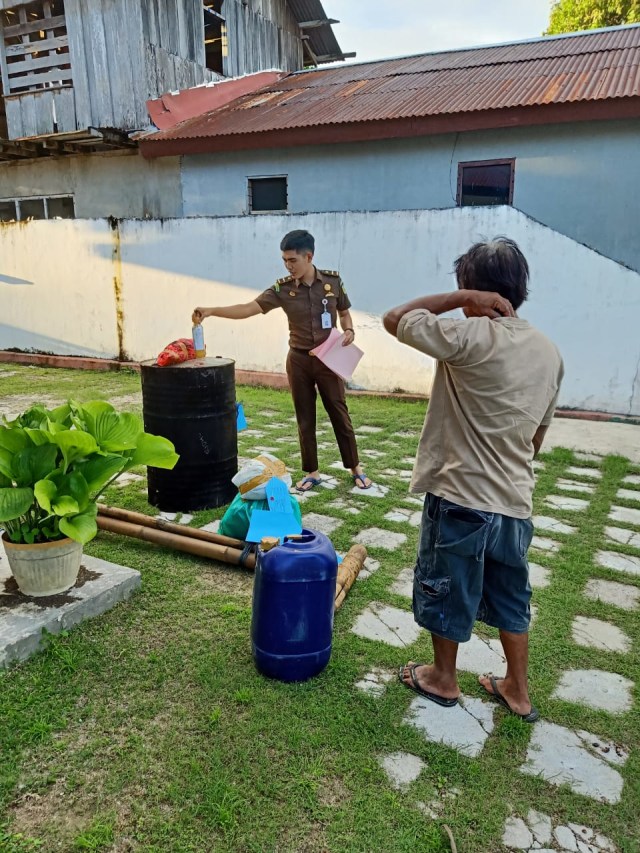 JPU ditemani Salah Seorang Tersangka saat memperlihatkan barang bukti. Foto istimewa