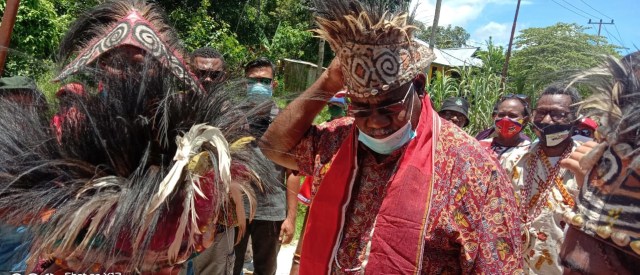 Calon wakil bupati Sorong Selatan, Alfons Sesa saat penyambutan. 