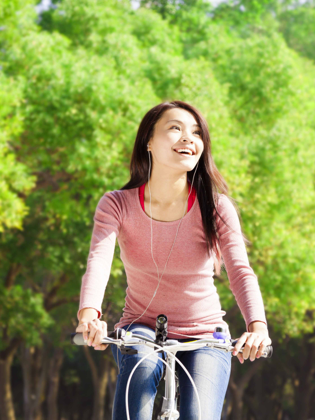 Ilustrasi wanita yang sedang bersepeda.
Foto: Shutter Stock
