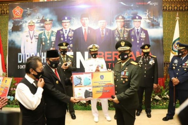 Bantuan masker dari Pjs Gubernur Kepri kepada Forkopimda Kepri. (Foto: Sutana/Batamnews)