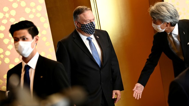 Menteri Luar Negeri AS Mike Pompeo (tengah) tiba untuk menghadiri pertemuan dengan Menteri Luar Negeri Jepang Toshimitsu Motegi. Foto: Charly Triballeau / Pool melalui REUTERS