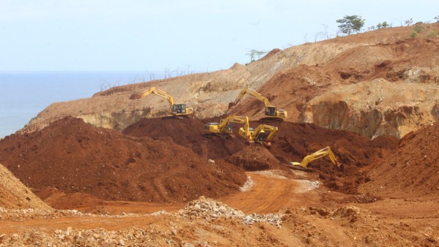 Alat berat Excavator saat sedang melakukan aktifitas penambangan di areal pertambangan milik PT CSM. Foto: Lukman Budianto/kendarinesia.