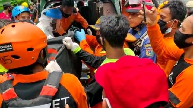 Tim SAR mengevakuasi bocah yang tenggelam di Kali Angke, Jakarta. Foto: Kantor Pencarian dan Pertolongan Jakarta