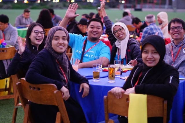 Bella (berkacamata tidak berjilbab) dan Ivan (berkacamata sweater abu-abu) yang jadi "ATM berjalan" kami selama di Amrik