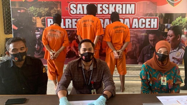 Polisi dan pelaku saat gelar perkara di Polresta Banda Aceh. Foto: Polresta Banda Aceh