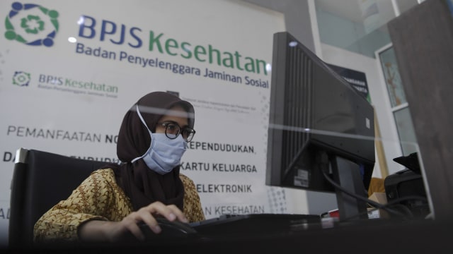 Petugas melayani peserta BPJS Kesehatan dengan tanpa tatap muka di Kantor BPJS Kesehatan cabang Jakarta Selatan, Jakarta, Selasa (6/10/2020). Foto: Hafidz Mubarak A/ANTARA FOTO