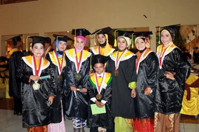 Sarif Robo saat wisuda dengan teman-temannya. Foto: Istimewa