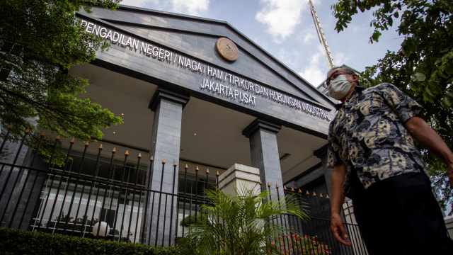 Warga berjalan di depan gedung Pengadilan Negeri Jakarta Pusat, Kemayoran, Jakarta, Rabu (7/1).  Foto: Dhemas Reviyanto/ANTARA FOTO