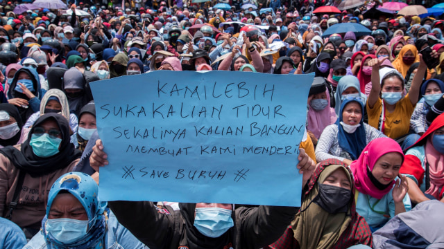 Ribuan buruh bersama Aliansi Badan Eksekutif Mahasiswa se-Sukabumi melakukan aksi unjuk rasa di lapangan Merdeka, Sukabumi, Jawa Barat, Rabu (7/10). Foto: Iman Firmansyah/ANTARA FOTO