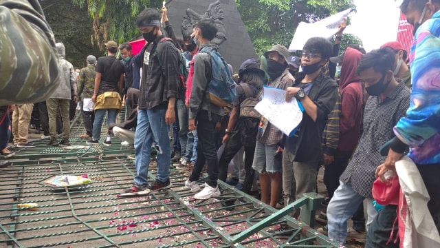 Demonstrasi menolak Omnibus Law di depan Gedung DPRD Jawa Tengah. Foto: Dok. Istimewa
