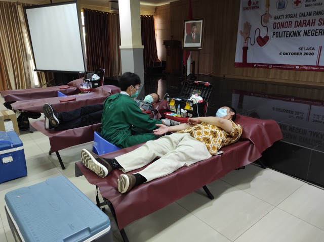 Wakil Direktur IV Bidang Kerja sama Industri, Iwan Supriyadi , BSCE., M.T. menjadi pendonor pertama dalam kegiatan ini, Selasa (6/10/2020). (Kredit foto : Dokumentasi Panitia Dies Natalis PNJ)