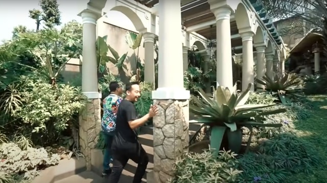 Rumah mewah Denny Cagur. Foto: Youtube/@The Hermansyah A6