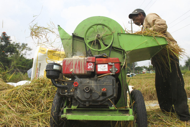 Petani memanen padi di sebuah area persawahan di Blimbing, Malang, Jawa Timur, Senin (5/10/2020). Foto: ARDIANSYAH/ANTARA FOTO
