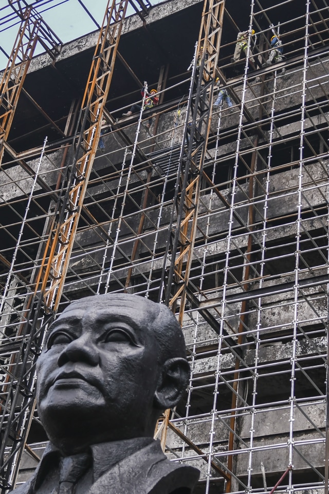 Pekerja memasang steger untuk merenovasi Gedung Utama Kejaksaan Agung, di Jakarta, Rabu (7/10).  Foto: Galih Pradipta/ANTARA FOTO